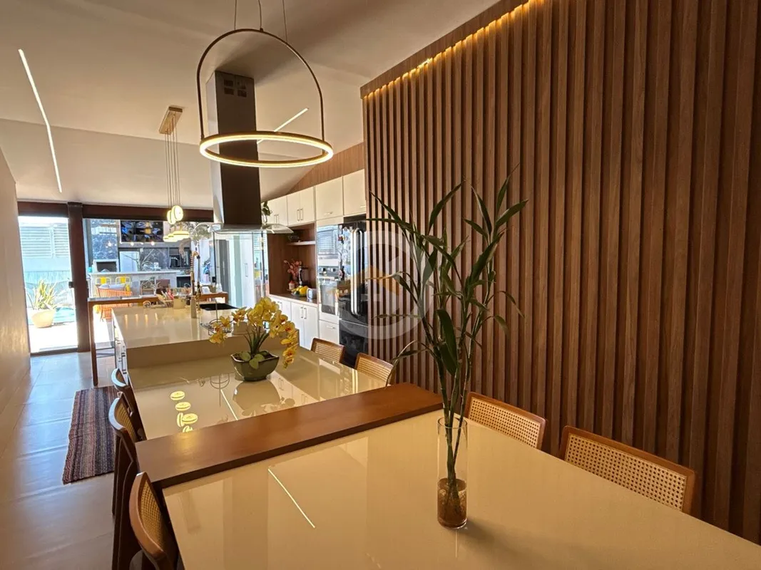Casa no Jardim Helvécia, 5 quartos 1 suíte, 2 vagas de garagem cobertas.270 m² á...