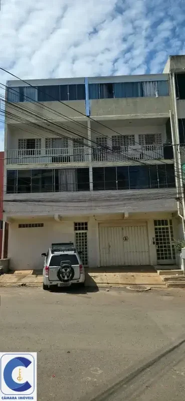 Este prédio comercial, localizado na Área Especial 4 Módulo E, no bairro Guara I...