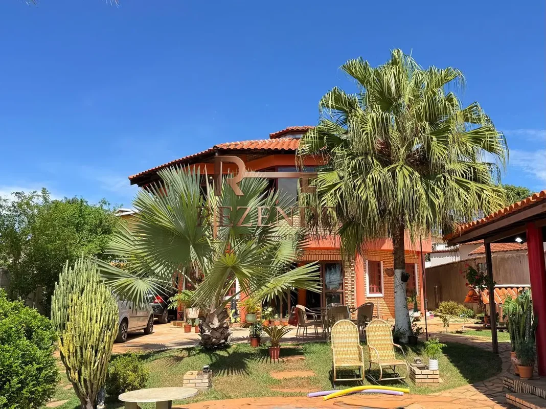  Com 300m² de área construída em um terreno de 800m², a casa oferece: • 3 quarto...