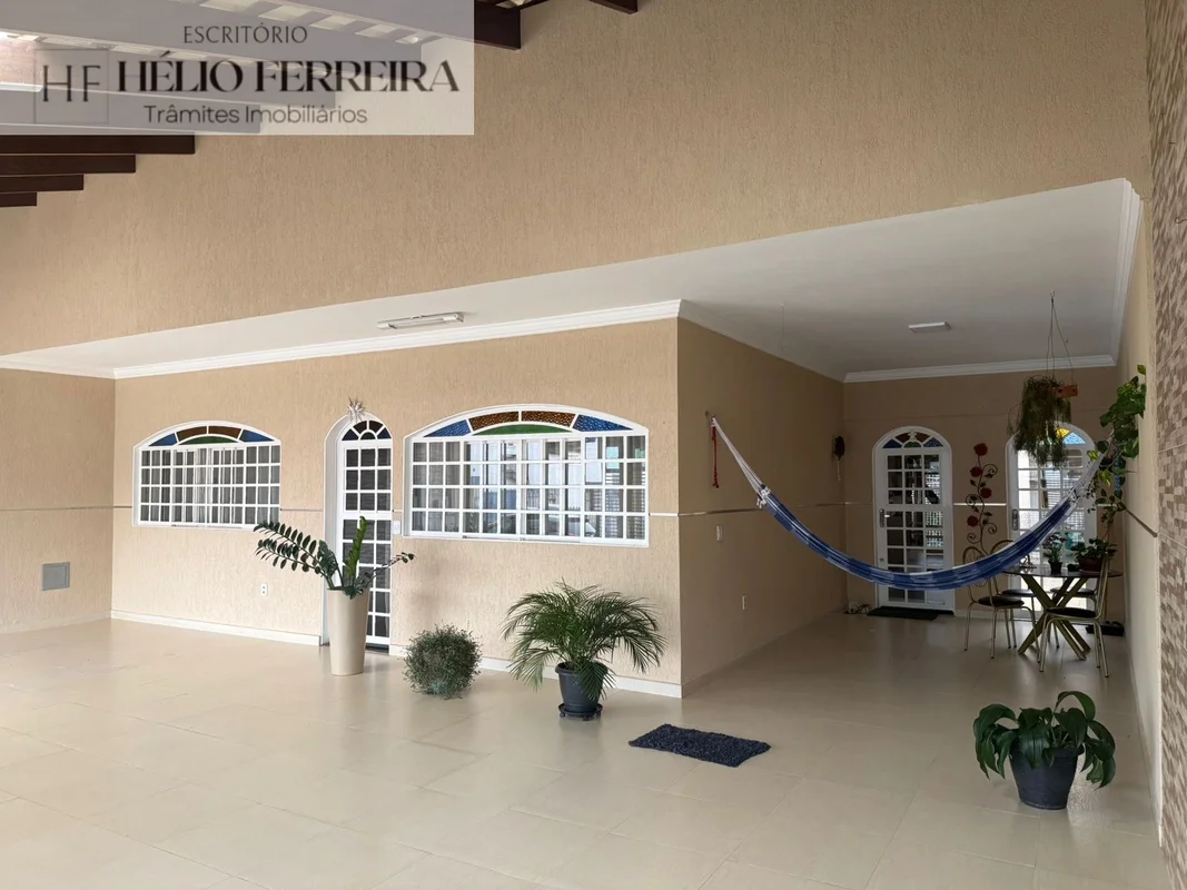 Descubra esta linda casa privilegiada na Quadra 9, SETOR OESTE. Com 275 m² de ár...