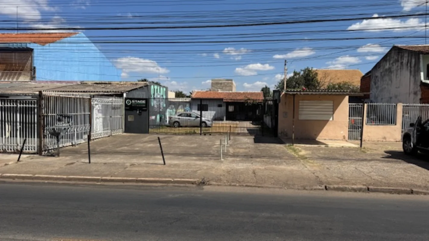 LOTE COM CASA SIMPLES DE FUNDO.A 300m do Hospital Santa Marta Taguatinga Sul.Lot...