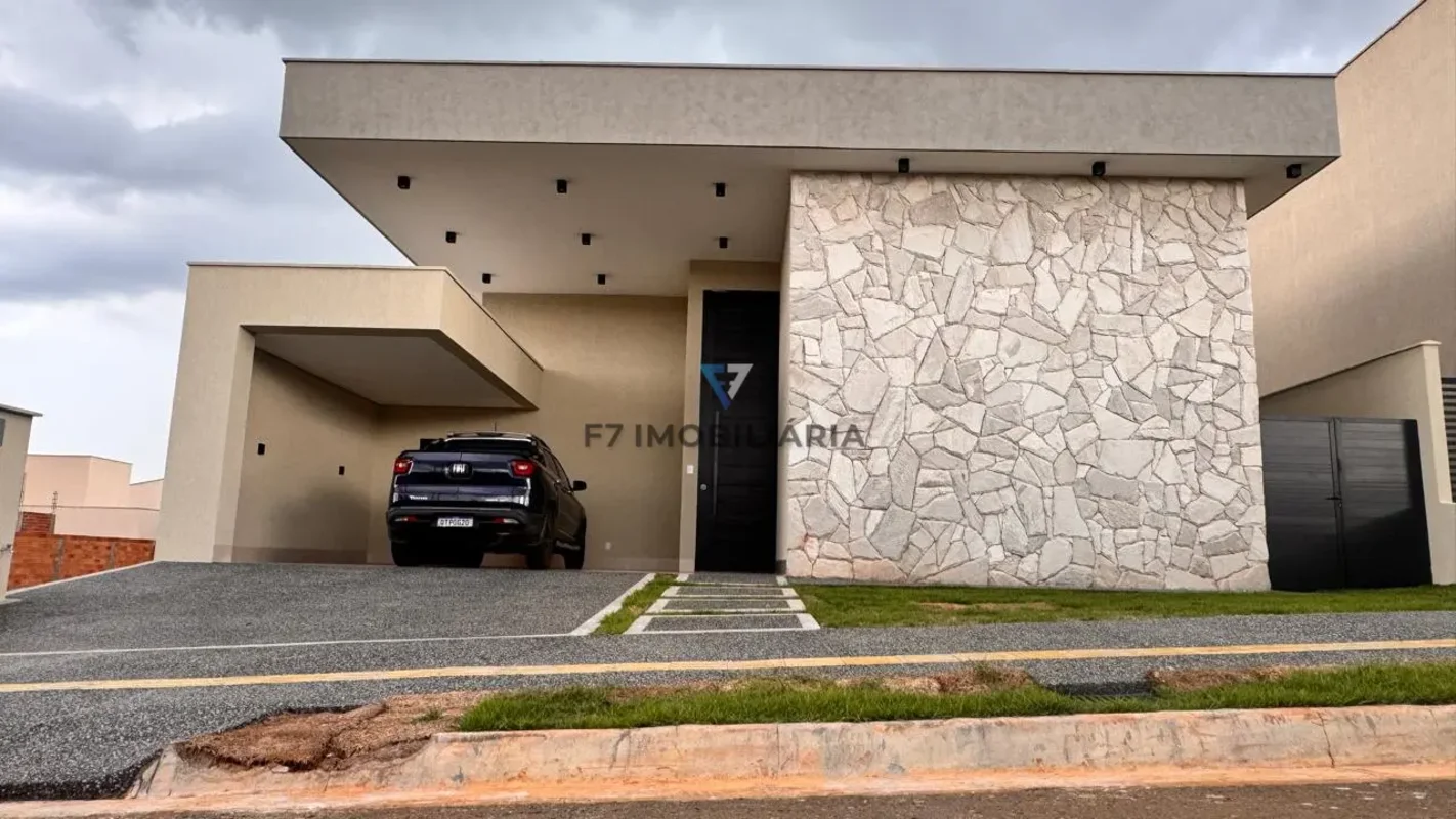 Excente casa três suítes plenas, sendo uma master com closet, todas as suítes te...