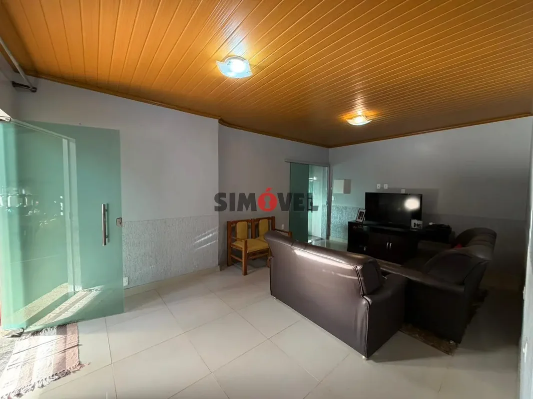 QSC, casa de 250m², 4 qtos, 2 suítes, churrasqueira - R$ 490.000 Não Aceita Fina...