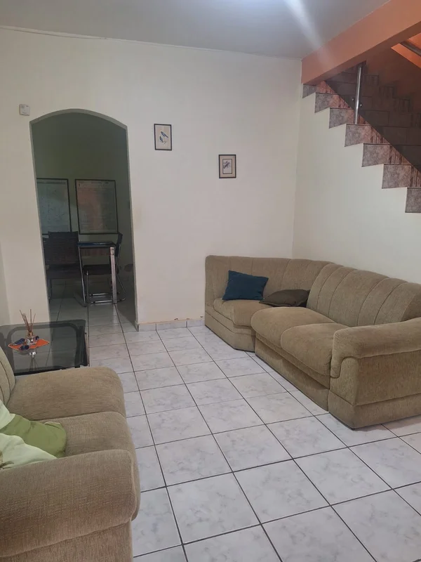 Excelente sobrado com duas entradas, cômodos amplos, imóvel com estruturaCONTATO...