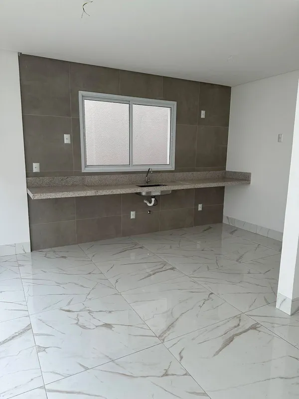 3 suítes 4 banheiros Varanda na suíte master Porcelanato Bancada em granito Área...
