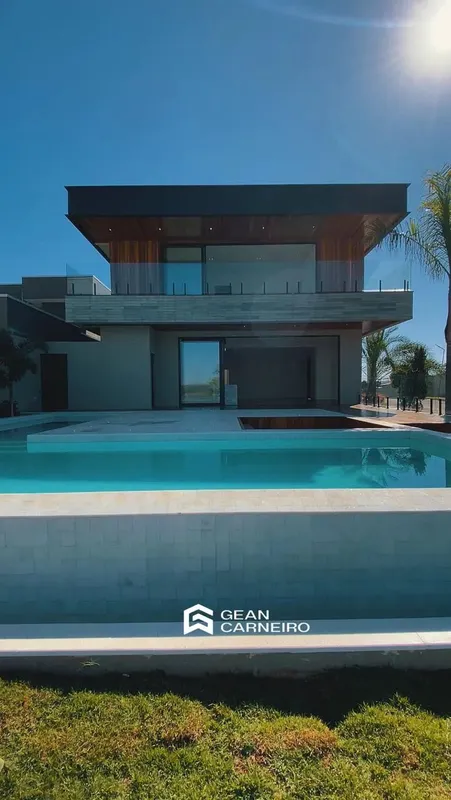 Lote - 600 metros Área construída - 410 metros de área útil. 4 suítes plenas (se...