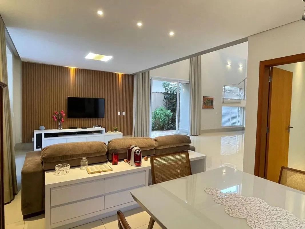 SOBRADO DE ALTISSIMO PADRÃO EM CONDOMINIO FECHADO , COM VISTA DEFINITA PARA AREA...