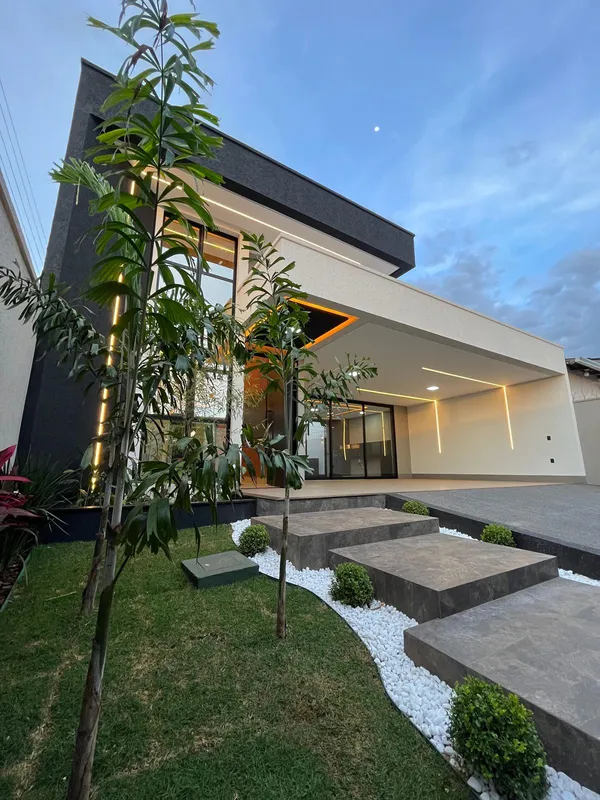 Casa de alto padrão , com 4 suítes , localizada no Setor Moinho dos Ventos •Área...
