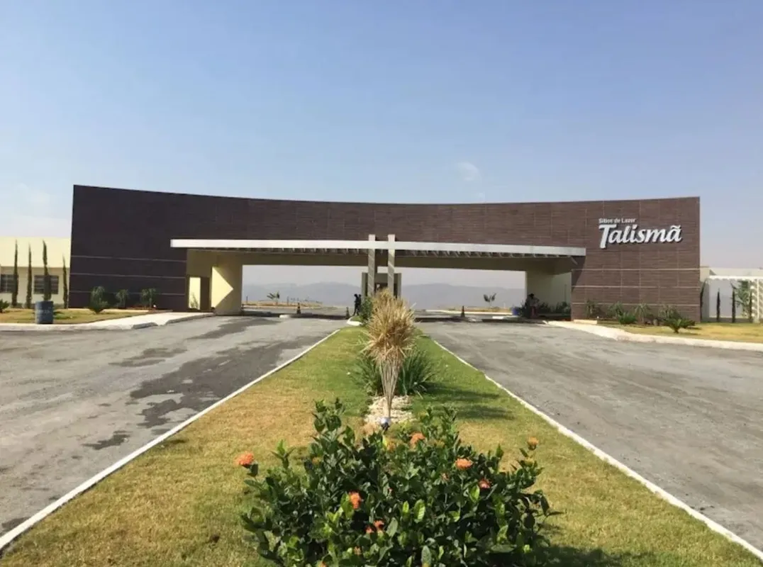 Terreno com 1.749,81 m², localizado no Condomínio Residencial Talismã, às margen...