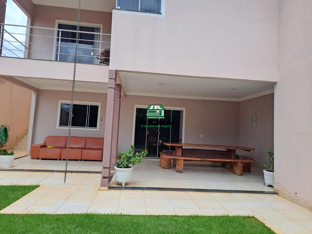 Sobrado Anápolis City - Área total 420m²- Área construída 255m²- 4 quartos sendo...