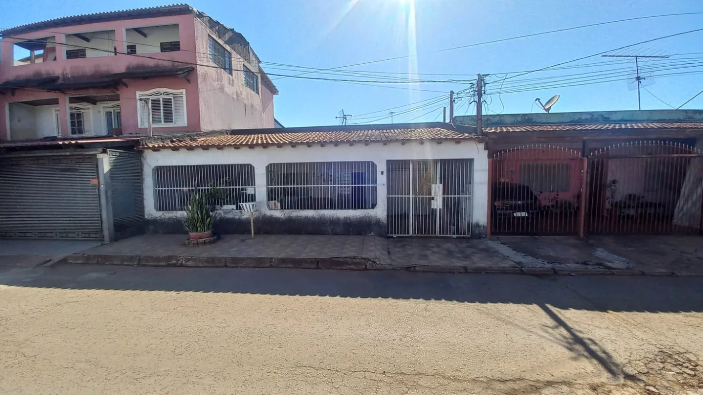 Descubra uma charmosa casa à venda no QNM 36 Conjunto C, Taguatinga Norte, DF. C...