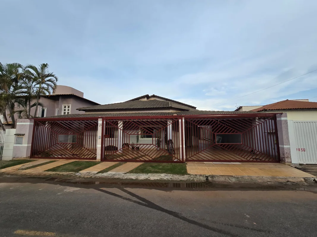 Terreno 803,34m2 Área coberta 599m2Área construída ~ 300m2Projeto registrado CRE...
