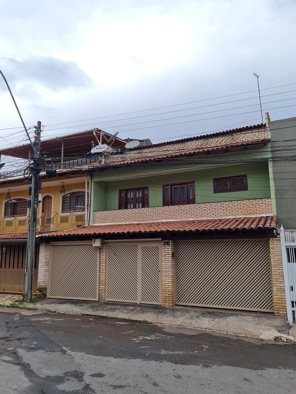 VOCÊ FICARA ADMIRADO COM ESSA CASA!!!TRÊS PAVIMENTOS, GARAGEM COBERTA PARA QUATR...