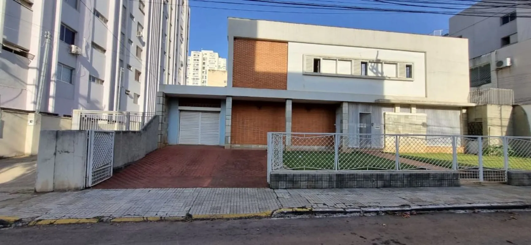 Edifício comercial com 2 pavimentos no Setor Sul com 318 m2 em terreno com 1170 ...