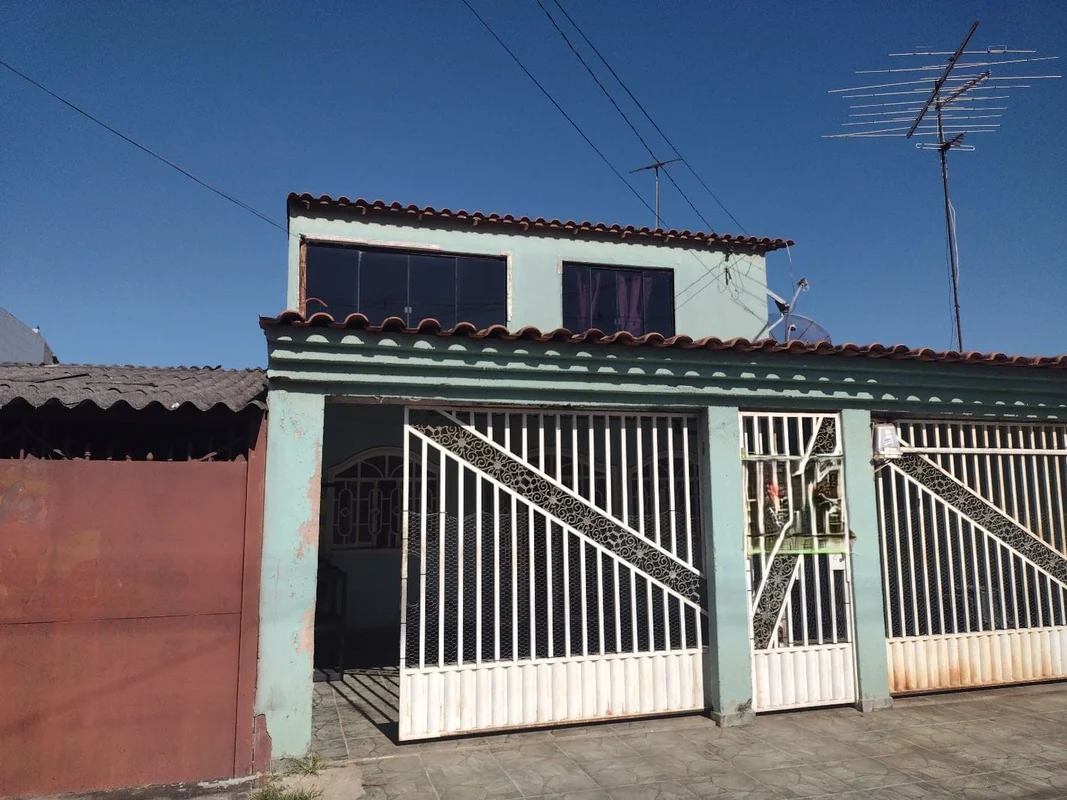 VENDE-SE UM LOTE COM DOIS SOBRADOS NA QNN 08 GUARIROBA CEILÂNDIA SULSobrado da f...