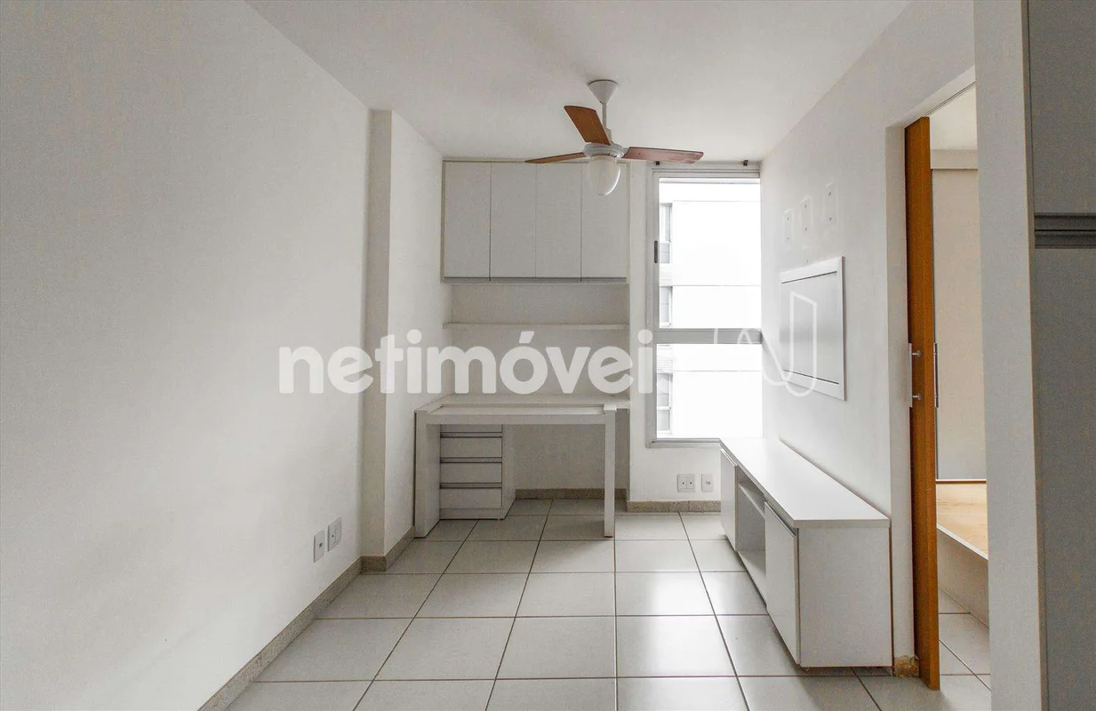 Vendo ótima Kit no Golden Place!Sala com piso em cerâmica, com estante para estu...