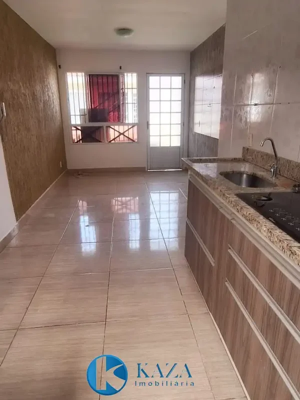 Casa ampla e arejada, em um excelente condomínio com lazer e área verde! Localiz...