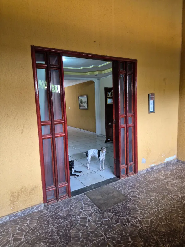 Casa com 2 quartos, sendo 1 suíte, salas de TV e jantar integradas à cozinha, ga...