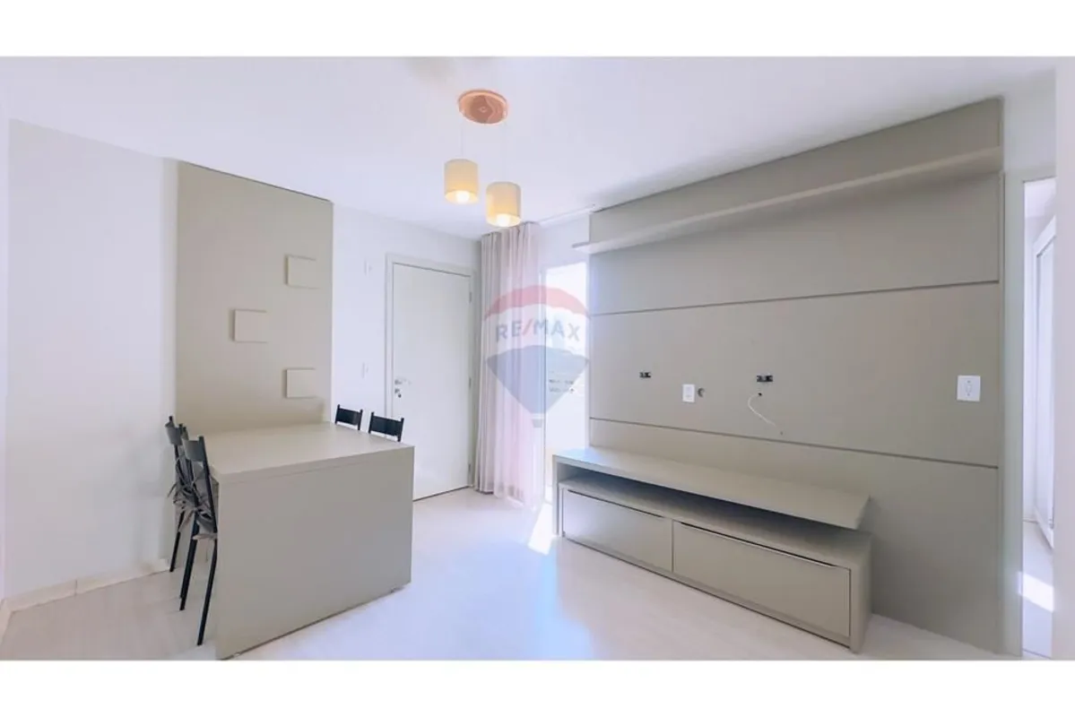 Apartamento no Condominio Jardins Mangueiral:Sala com mesa/cadeiras e painel par...