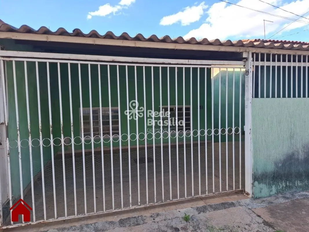 QR 402 | Casa 2 quartos, Cozinha Americana com 2 Vagas de Garagem - Aceita Finan...