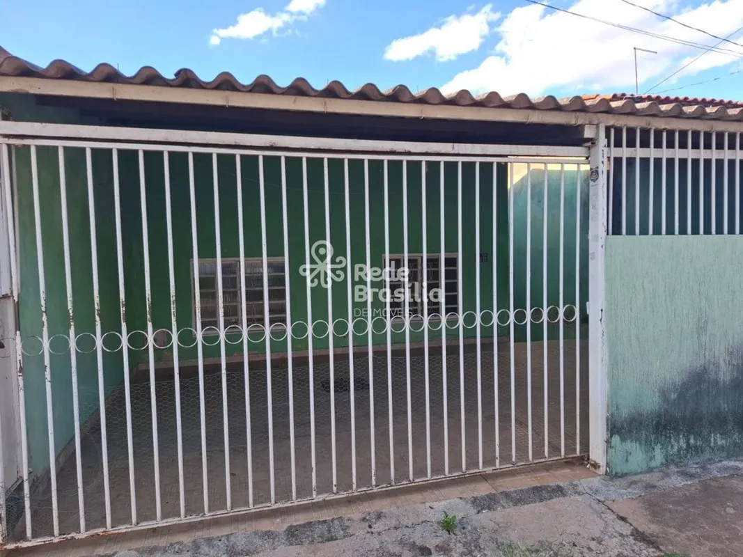 QR 402 | Casa 2 quartos, Cozinha Americana com 2 Vagas de Garagem - Aceita Finan...