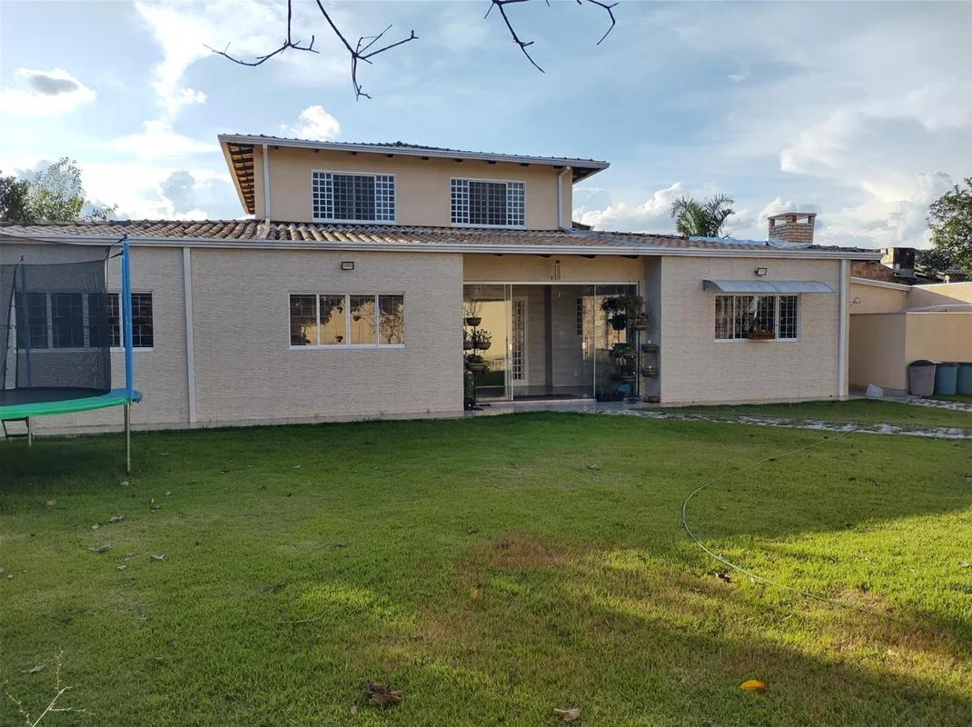Vende-se excelente casa no Condomínio Verde, em meio à natureza.Venha conhecer e...