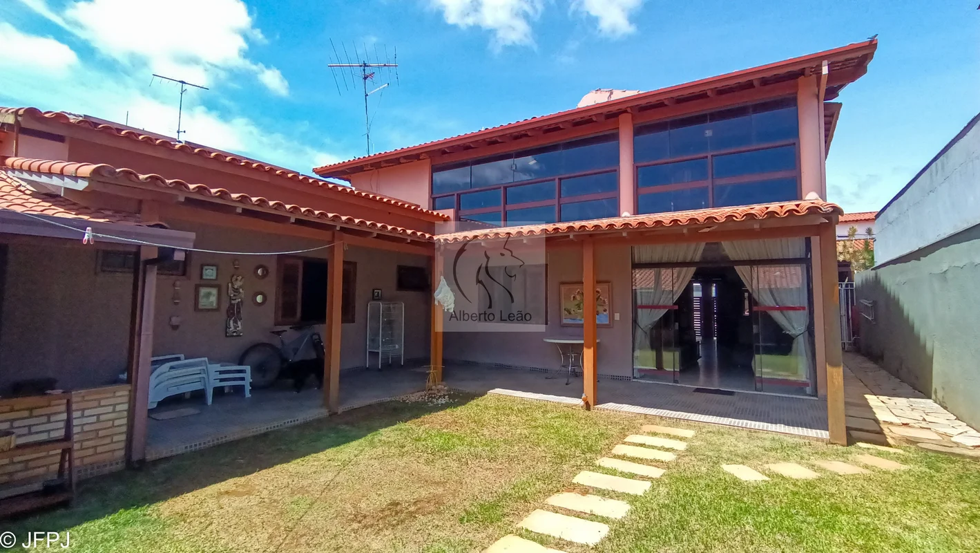 Casa assobradada construída em terreno amplo, plano, com estilo colonial brasile...