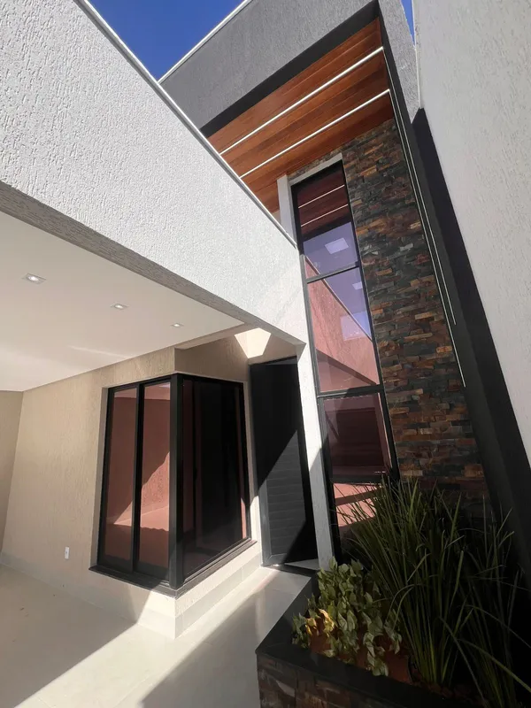 CASA TÉRREA •3 quartos sendo 1 suíte master com closet e saída para jardim de in...
