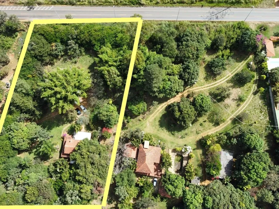 Casa em uma chácara (de esquina), localizada à BEIRA DA PISTA - Km 5,5 da DF-140...
