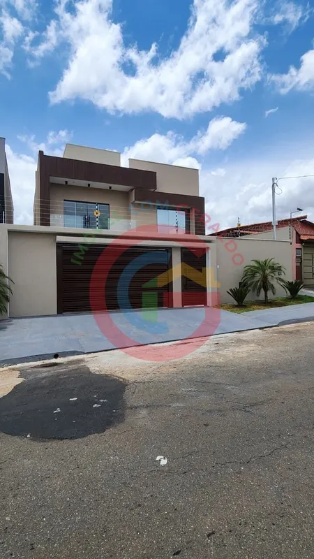 Lindo sobrado novo, com 4 suítes plenas. 1 suíte no térreo.DIFERENCIAIS GERAIS• ...