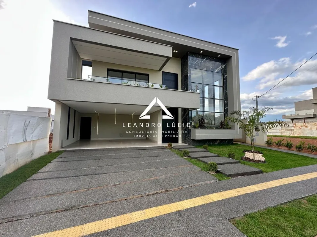 Sobrado à Venda no Jardins Capri 4 Suítes Lote sem vizinho de frente 367 m² de t...