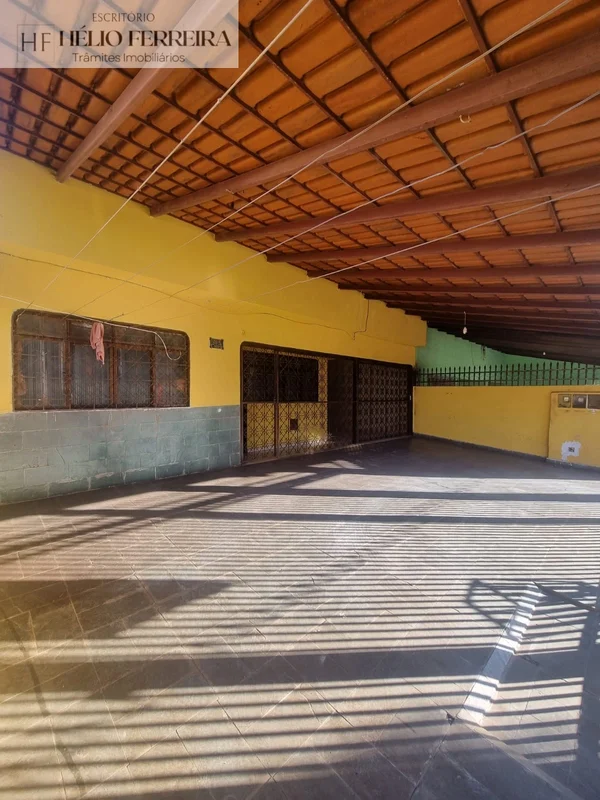 Em um lote de 275m² se encontra essa ótima casa na lage com: -3 quartos, - sala ...