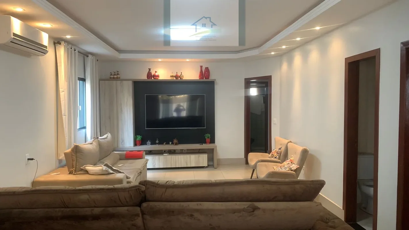 Excelente Casa Terreá, no coração do SETOR FAIÇALVILLE em Goiânia, uma casa mode...