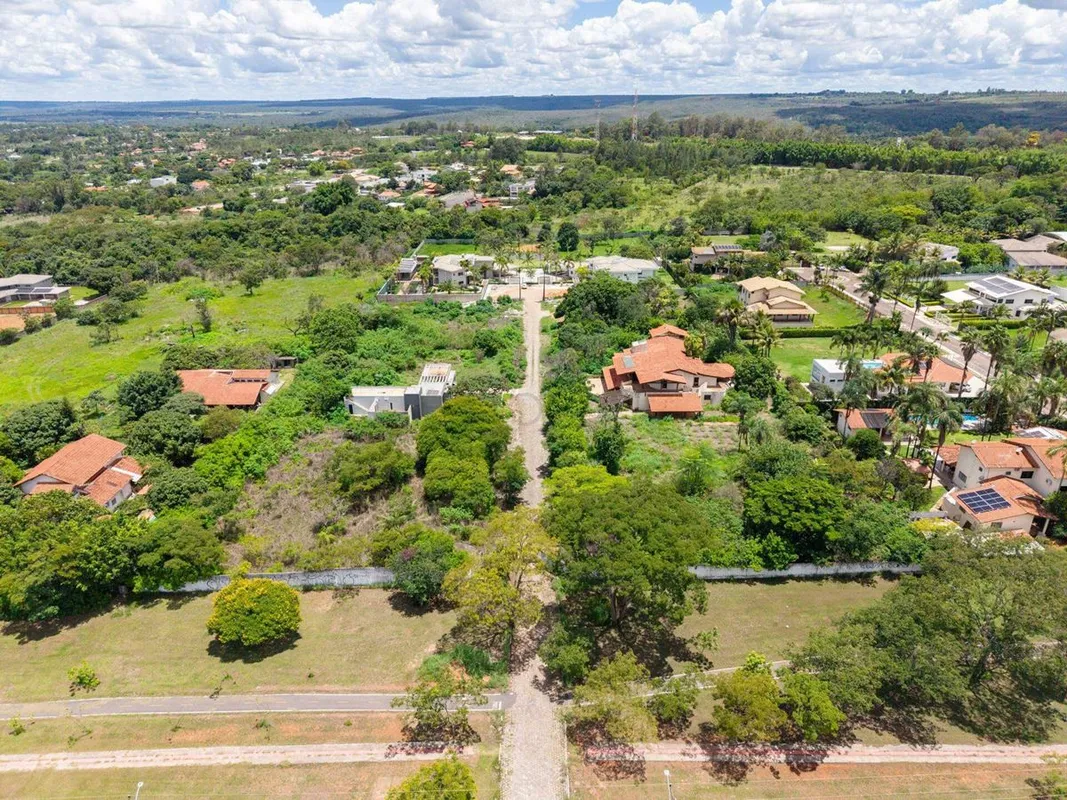 Lote de 2.500 metros no Park Way, quadra 27, já com duas casas no final do condo...
