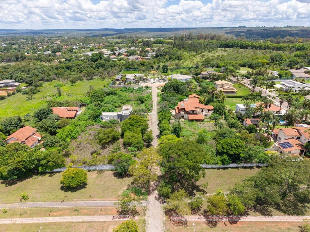 Lote de 2.500 metros no Park Way, quadra 27, já com duas casas no final do condo...