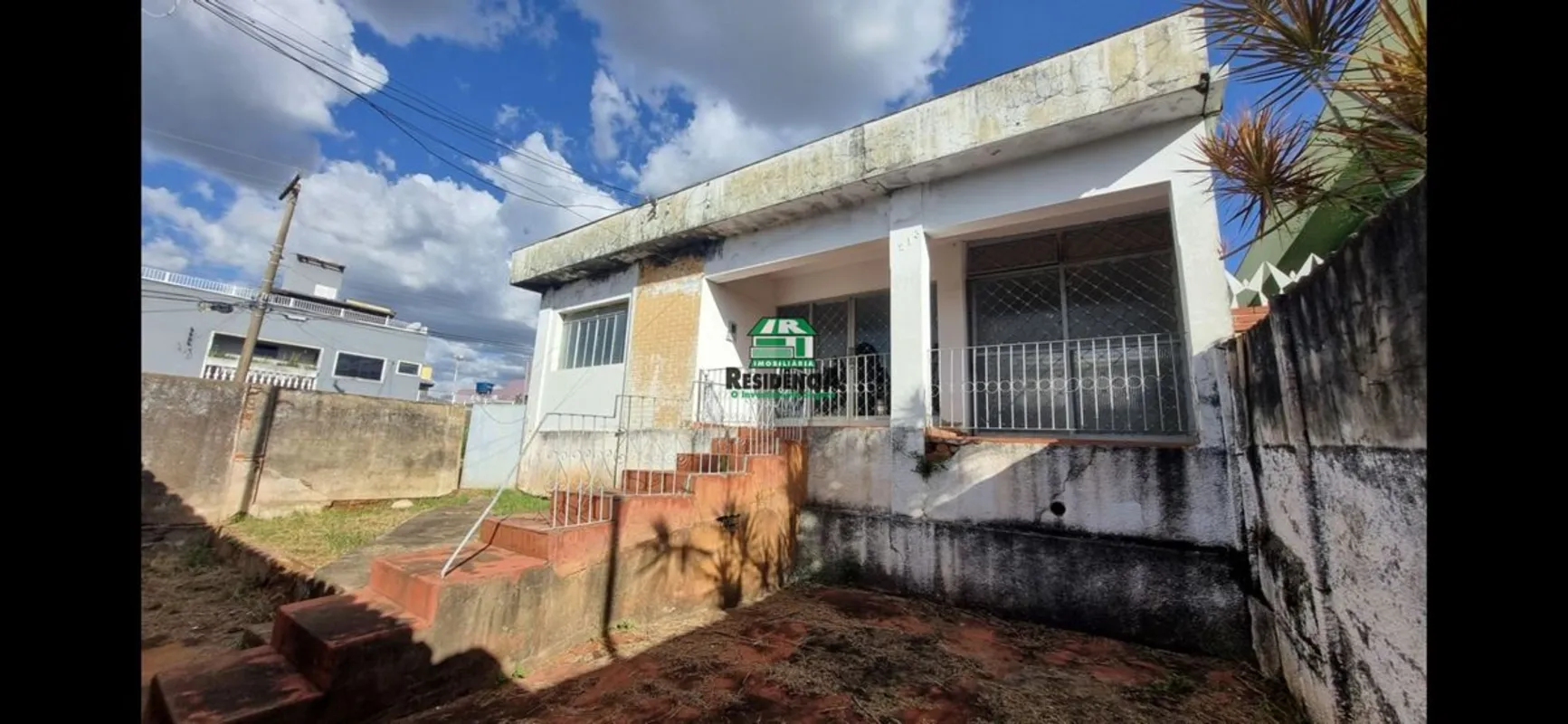Casa toda murada, escorrido pra rua,03 quartos01 banheiroCozinha02 salasÁrea tot...
