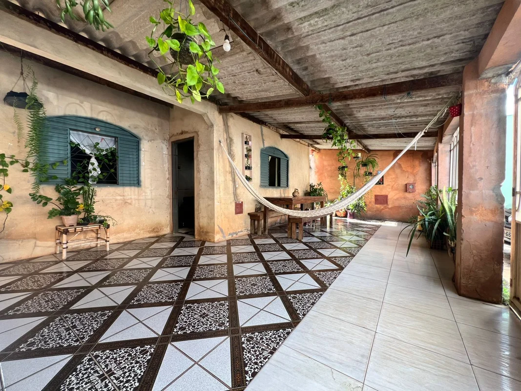 São duas casas, ambas com 3 quartos...a casa de fundos é uma construção mais rec...