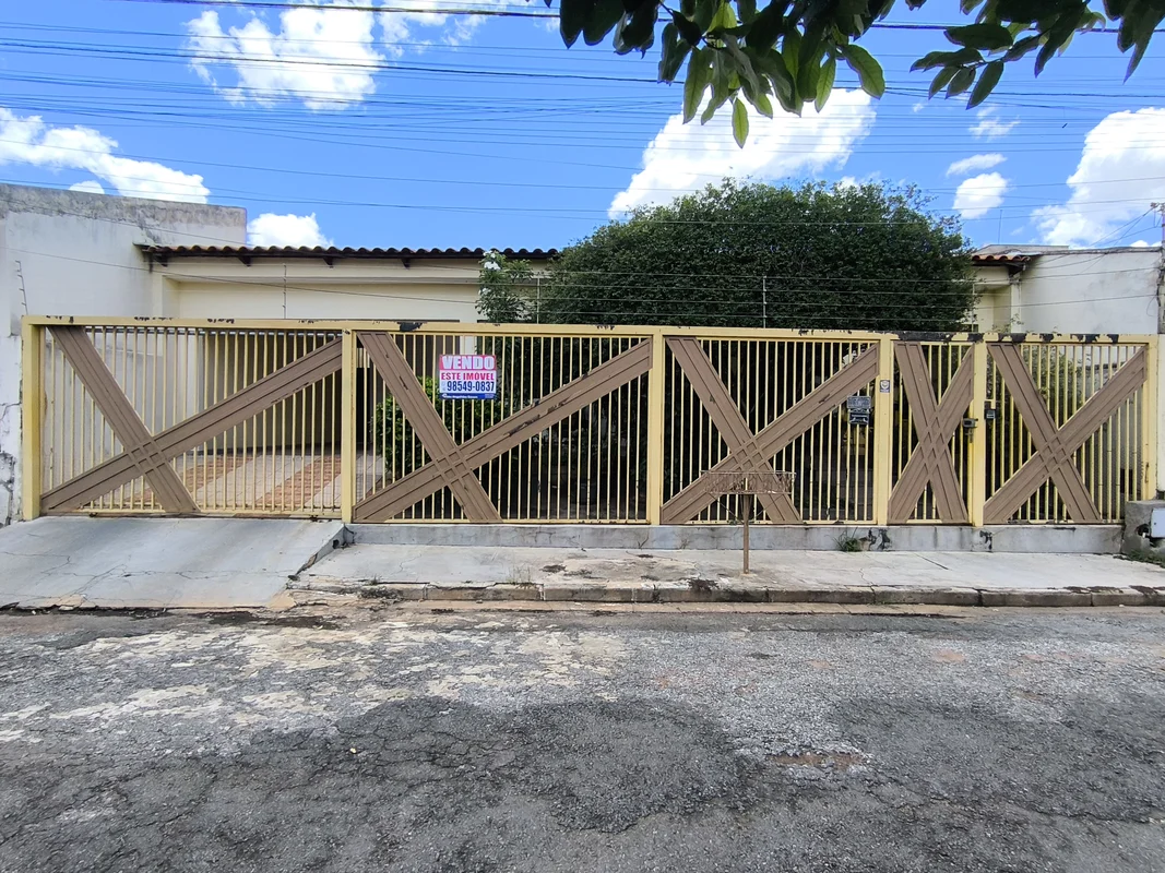 Descubra uma casa encantadora na Rua C 05, no Parque das Laranjeiras, Goiânia — ...