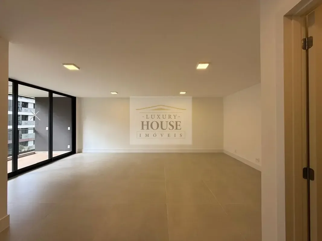 Descubra seu novo lar no coração do Noroeste de Brasília! Este apartamento padrã...