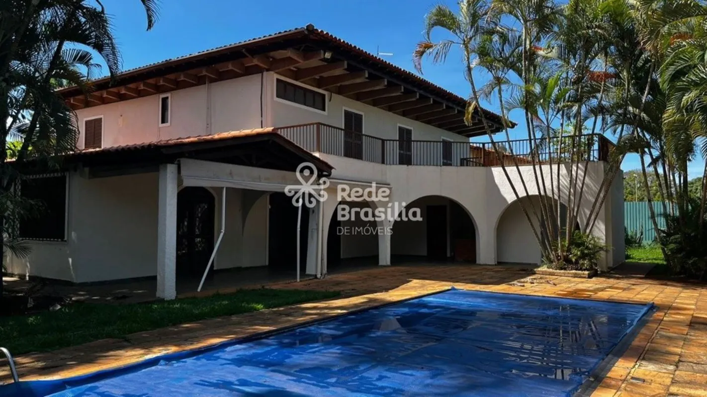 Casa à Venda na QL 27 - Lago Sul. Localização privilegiada no Lago Sul, em uma d...
