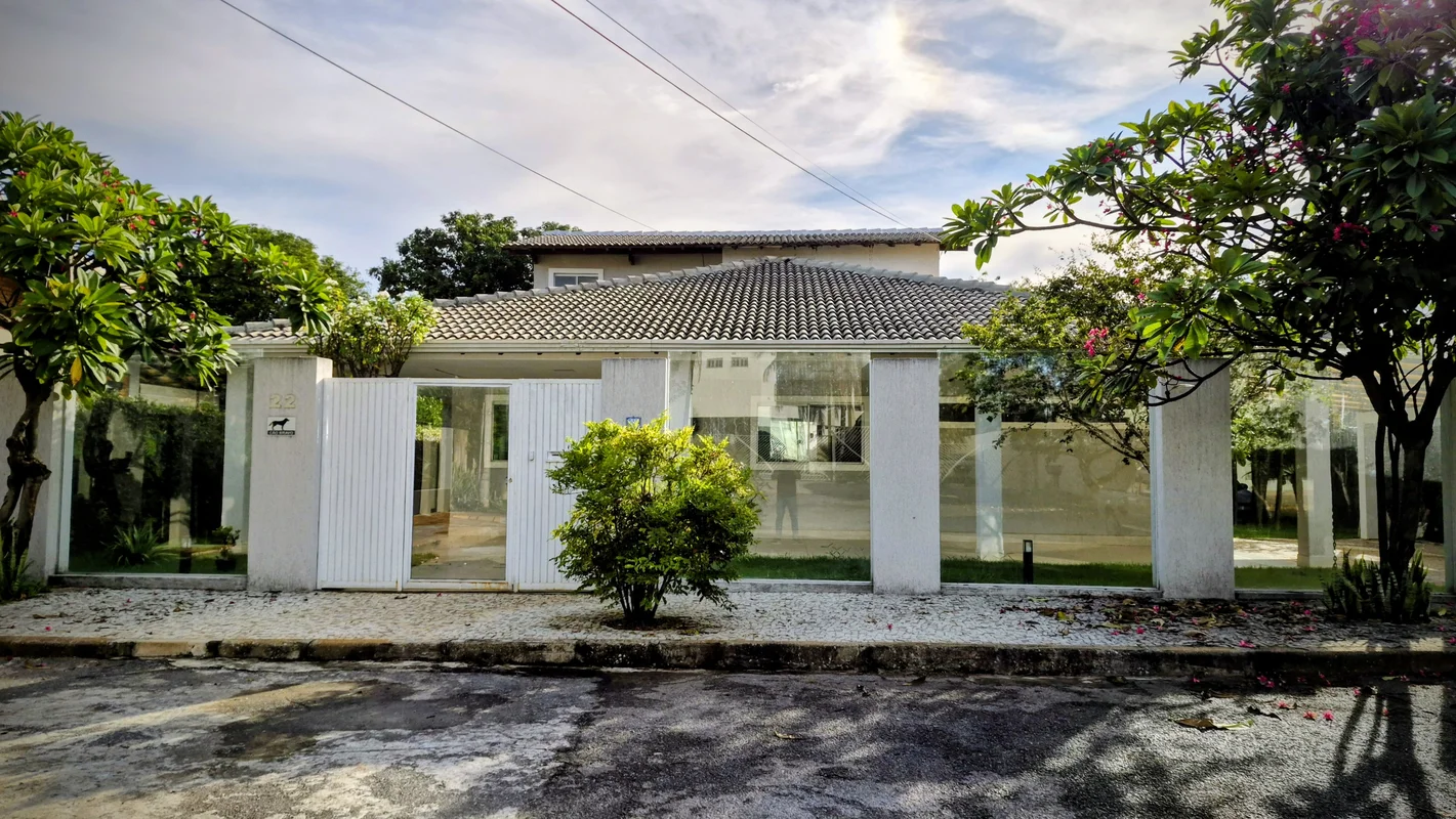 Casa térrea reformada, bem arejada, localizada na SHIN QI 14, perto do Clube do ...