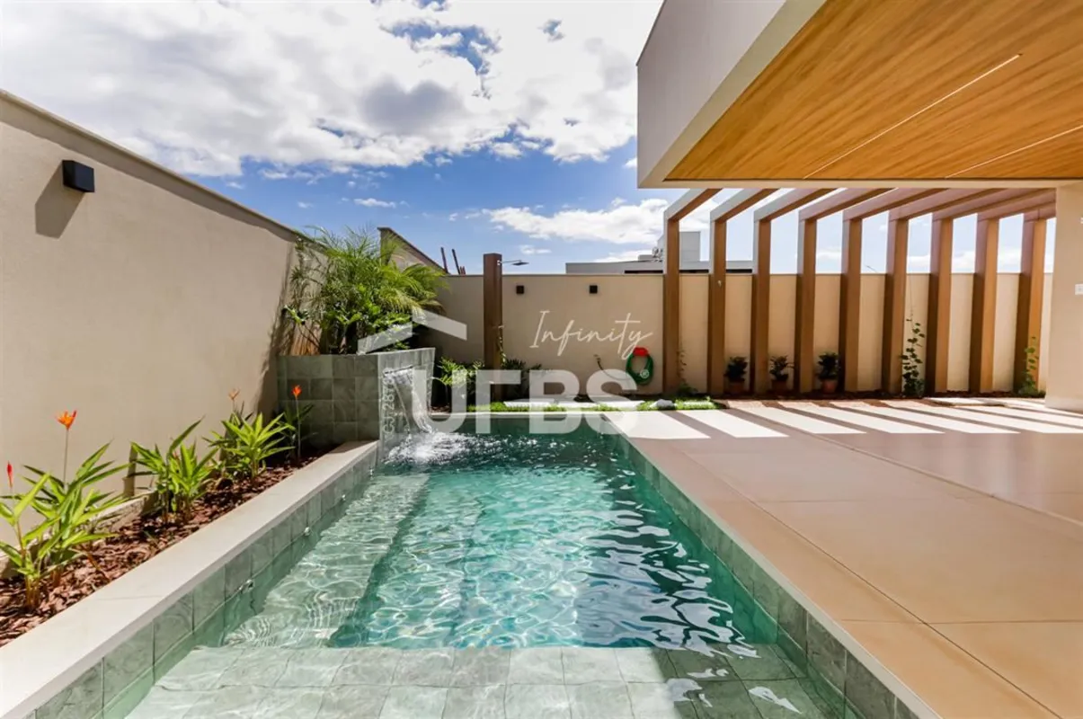 COD U-0028765 - Casa à venda – Jardins França – 3 suítes, piscina aquecida, semi...