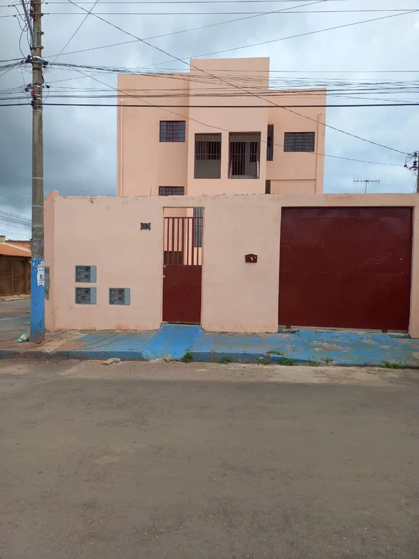 Prédio composto por 06 apartamentos, sendo 02 unidades por pavimento. O imóvel d...