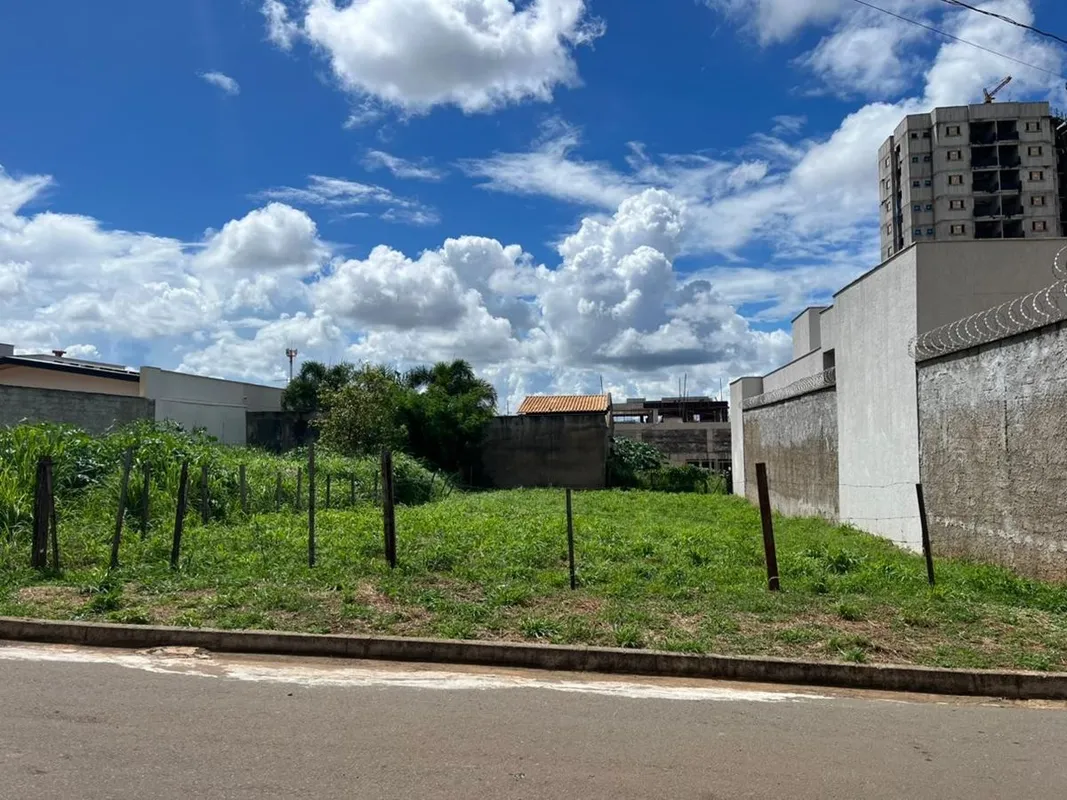 Lote plano, nascente, em excelente localização. Região em amplo desenvolvimento,...