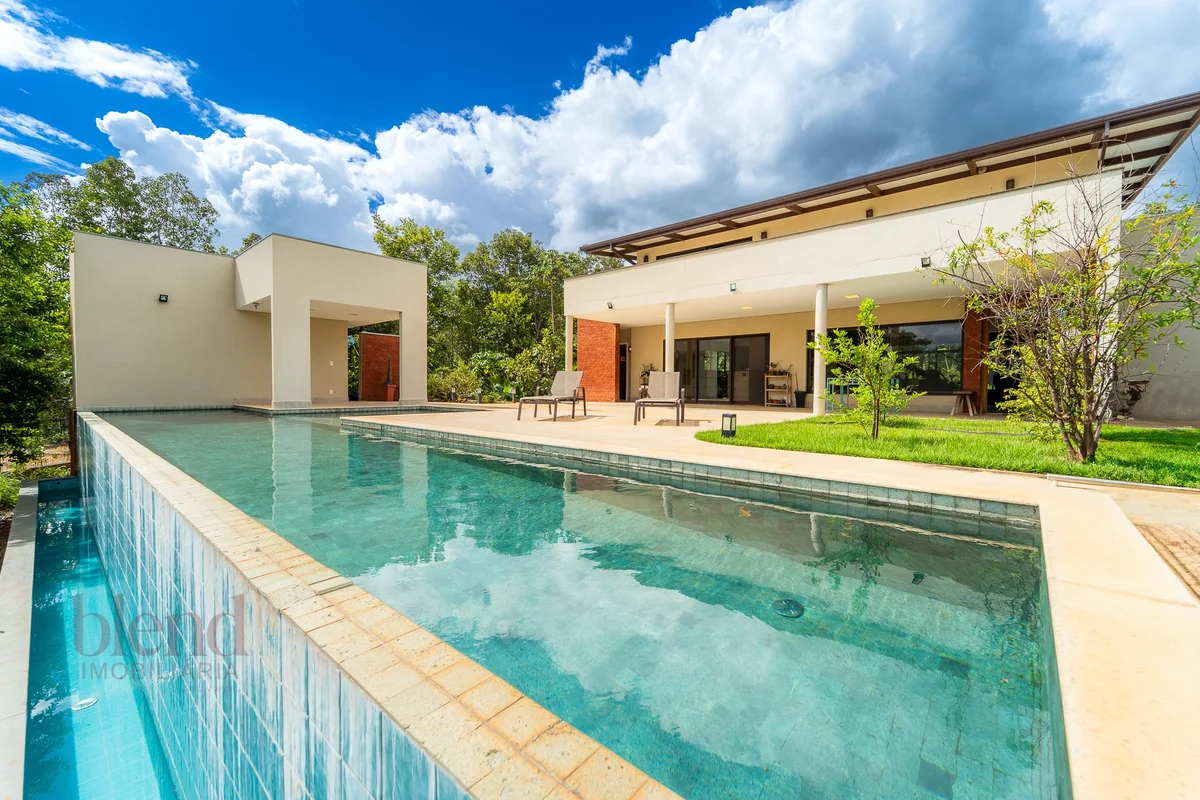 Casa com Chalé Independente | 4.200m² de Terreno | Piscina Aquecida | Condomínio...