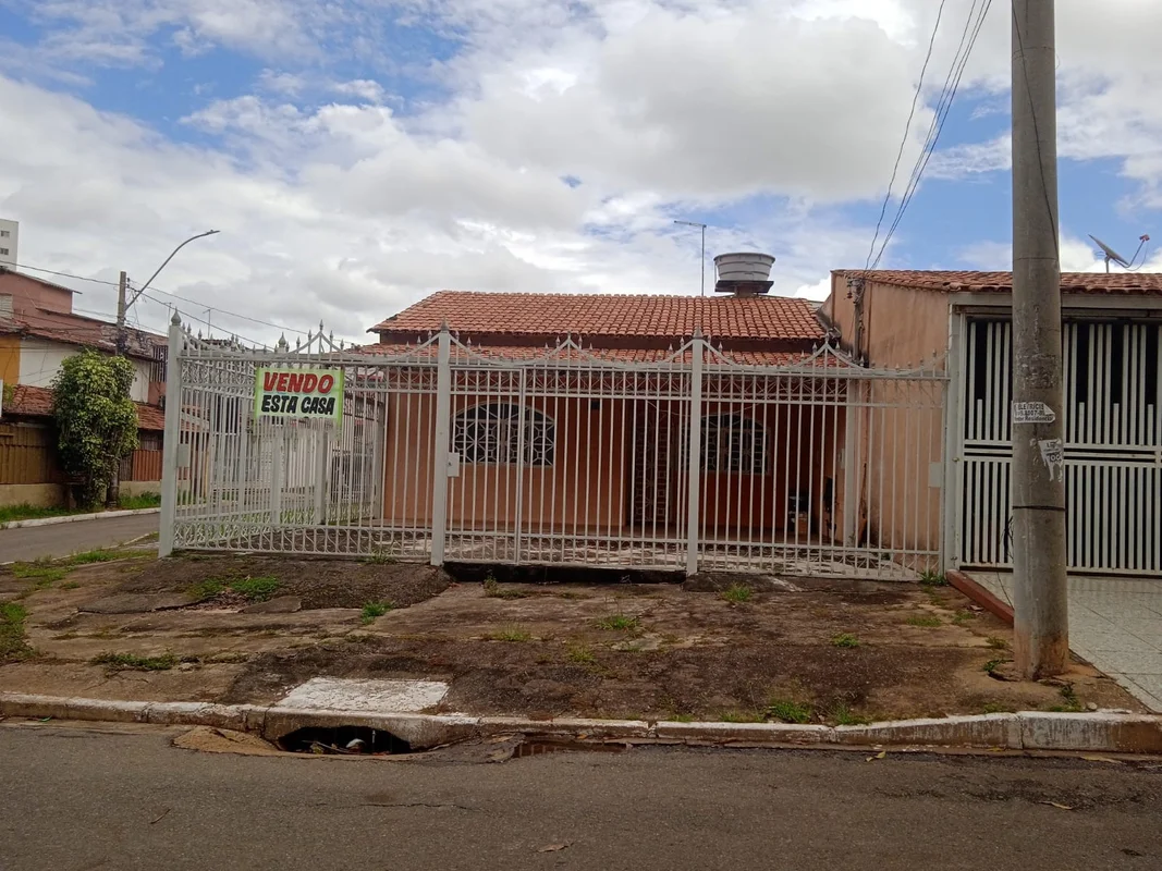 VENDE-SE UMA CASA DE ESQUINA NA QR 308 SAMAMBAIA SULCasa de esquina composta de ...