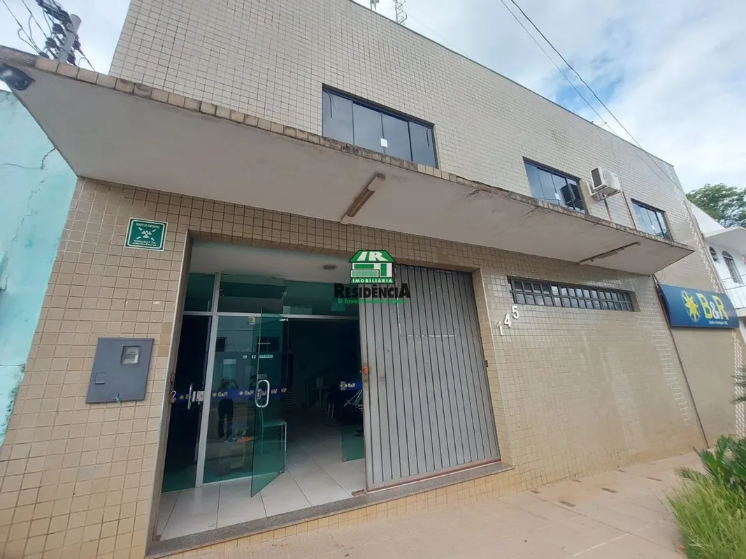Parte superior contendo 03 sala 02 banheirosParte inferior contendo Galpão Banhe...