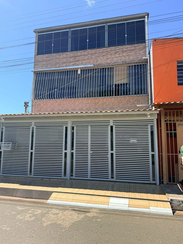  SOBRADO À VENDA – Samambaia NorteQR 431 – CJ 4 – LT 2 R$ 405.000,00Excelente op...