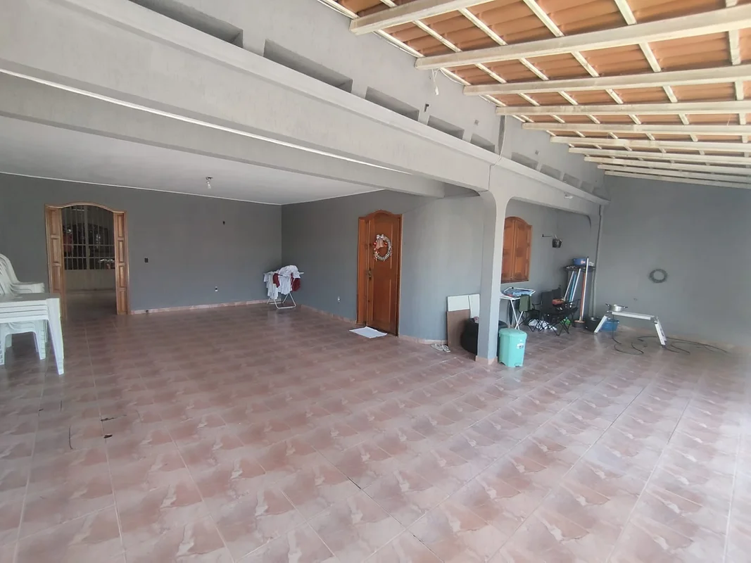 Casa em excelente localização na QNL 11 - Taguatinga Norte Destacam-se os itens:...
