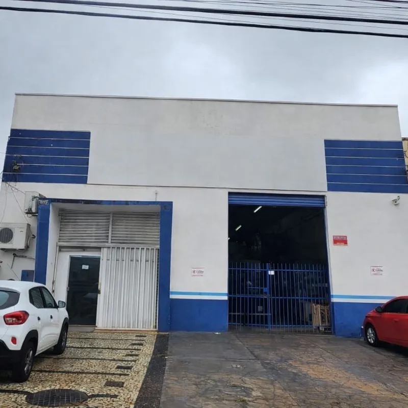 Galpão com área total edificada de 500,00m², contendo no mesmo um salão de venda...